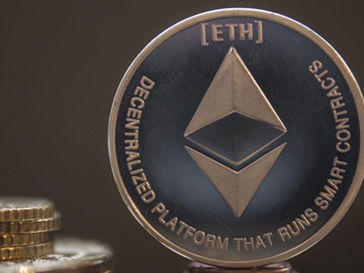 Vitalik Buterin discusses Ethereum scaling issue Rollups could solve.