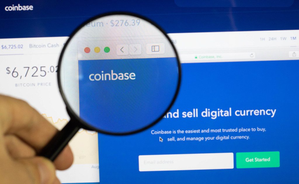 "Coinbase-Logo am PC-Monitor, durch eine Lupe fotografiert" by marcoverch (licensed under CC BY 2.0)