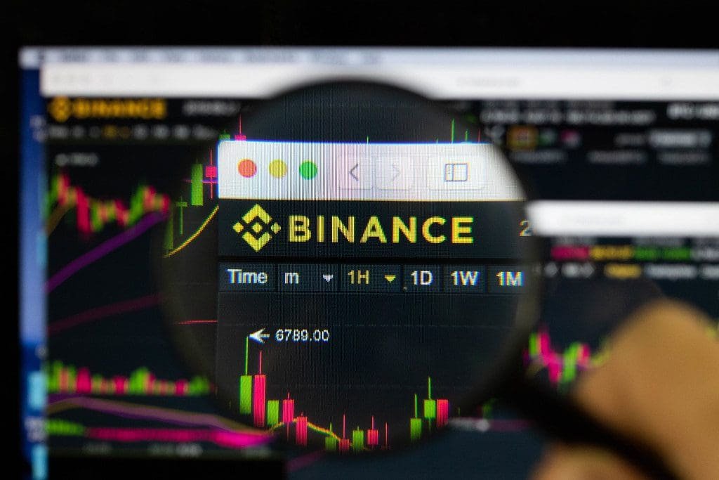 "Binance-Logo am PC-Monitor, durch eine Lupe fotografiert" by marcoverch (licensed under CC BY 2.0)