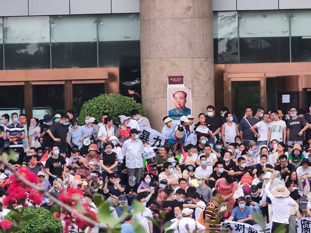 Chinese protestors demanding their savings clashed with the police in front of the Bank of China in the city of Zhengzhou in Henan province.