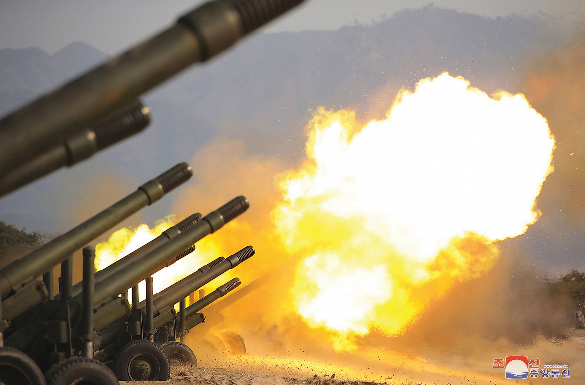 An artillery fire competition between the Korean People's Army's artillery units
