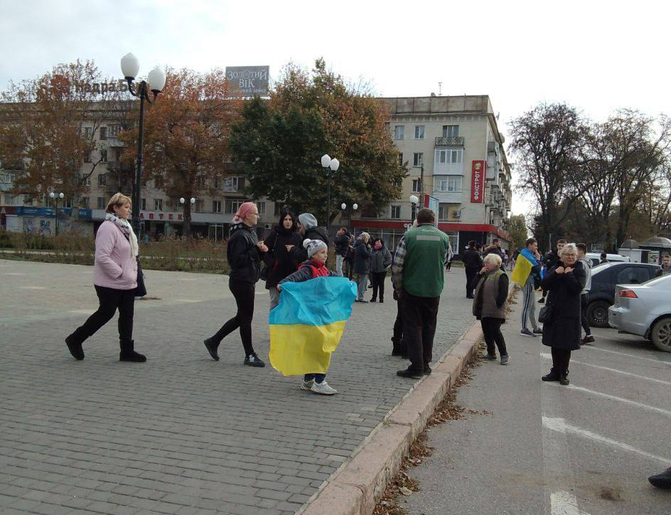 Ukraine citizens celebrating and waving flags as they returned to Kherson.