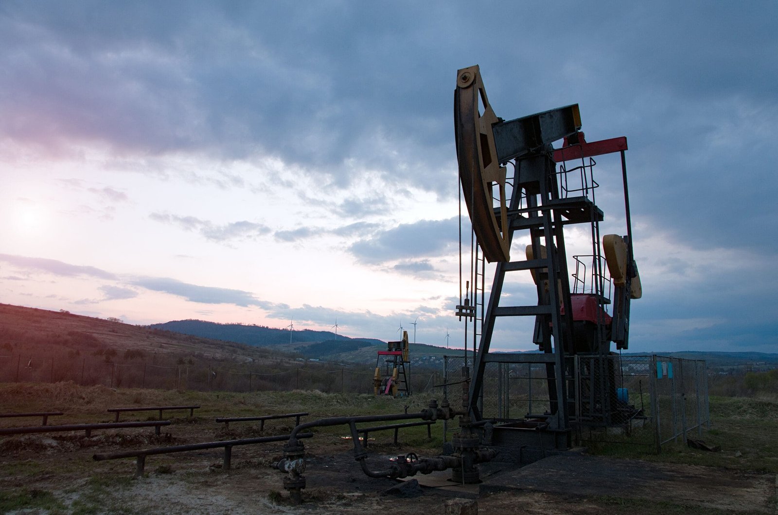 Oil Rises as Saudis Pledge to Cut Output, Russia to Curb Exports